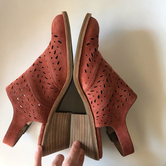 NEW✨Söfft • Red Suede Cutout Heel with Backstrap - Picture 5 of 9